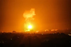 Khói lửa bốc lên sau cuộc không kích do Israel tiến hành tại thị trấn Khan Yunis, Dải Gaza ngày 16/8/2020. (Nguồn: AFP/TTXVN) 