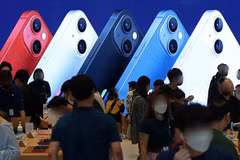 Khách hàng trải nghiệm điện thoại iPhone. (Ảnh: Yonhap/TTXVN) 