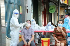 Lẫy mẫu xét nghiệm sàng lọc SARS-CoV-2 cho người dân thành phố Buôn Ma Thuột. (Ảnh: Tuấn Anh/TTXVN) 