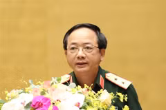 Trung tướng Trịnh Văn Quyết, Phó Chủ nhiệm Tổng cục Chính trị Quân đội Nhân dân Việt Nam, trình bày tham luận tại hội nghị. (Ảnh: Phương Hoa/TTXVN) 