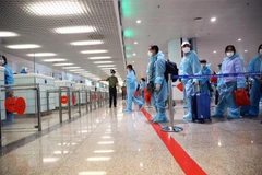 Hành khách đợi làm thủ tục nhập cảnh vào Việt Nam. (Ảnh: Huy Hùng/TTXVN) 