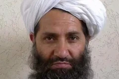 Chân dung thủ lĩnh tối cao Taliban Haibatullah Akhundzada. (Ảnh: AFP/TTXVN) 