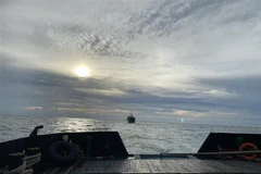 Tàu 911 lai kéo tàu SOKOL (quốc tịch Nga) vào Cảng Ba Ngòi, thành phố Cam Ranh ngày 9/12. (Nguồn: TTXVN phát) 