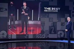 Tiền đạo Lewandowski (ảnh màn hình) giành danh hiệu "Cầu thủ xuất sắc nhất năm" của FIFA tại lễ trao giải ở Zurich,Thụy Sĩ sáng 18/1/2022. (Ảnh: AFP/TTXVN) 