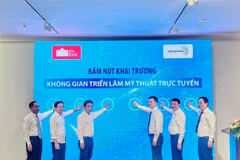 Các đại biểu thực hiện nghi thức bấm nút khai trương Không gian Triển lãm Mỹ thuật Trực tuyến. (Ảnh: Tuấn Đức/TTXVN)