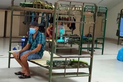 Khu chức năng Sân vận động Phú Mỹ - nơi bố trí ở tạm cho người dân không nắm được kế hoạch của tỉnh, tự phát trở về quề, bị lực lượng chức năng giữ lại chờ để tỉnh đưa về. (Ảnh: TTXVN phát) 