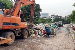 Điểm ùn ứ rác tại phường Hồng Hải, thành phố Hạ Long đang được xử lý (ảnh chụp sáng ngày 6/8). (Ảnh: Bùi Đức Hiếu/TTXVN) 