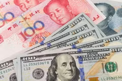 Đồng nhân dân tệ và đồng USD. (Ảnh: AFP/TTXVN) 