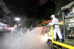 Lực lượng bộ đội hóa học phun hoá chất khử trùng, tẩy độc Bệnh viện Bạch Mai. (Ảnh: Dương Giang/TTXVN) 