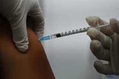 Nhân viên y tế tiêm vaccine ngừa COVID-19 cho người dân tại Mejicanos, El Salvador. (Ảnh: AFP/TTXVN) 