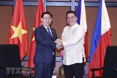 Chủ tịch Quốc hội Vương Đình Huệ tiếp bà Corazon Manalyaon, Thống đốc tỉnh Davao. (Ảnh: Doãn Tấn/TTXVN) 