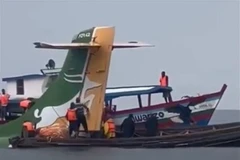 Hiện trường máy bay lao xuống hồ Victoria ở Tanzania ngày 6/11/2022. (Ảnh: NTV Kenya/TTXVN) 