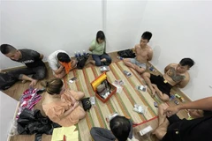 Cơ quan chức năng triệt phá ổ bạc có quy mô trong chung cư tại Bình Dương. (Ảnh: TTXVN phát) 