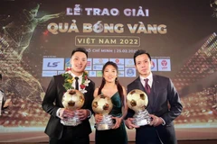 Cầu thủ Nguyễn Văn Quyết, Quả bóng vàng nam Việt Nam 2022 (bên phải); cầu thủ Huỳnh Như, Quả bóng vàng nữ Việt Nam 2022 (giữa) và thủ môn Hồ Văn Ý, Quả bóng vàng futsal Việt Nam năm 2022 (bên trái). (Ảnh: Thanh Vũ/TTXVN)