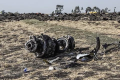 Một bộ phận của máy bay Boeing 737 MAX thuộc Hãng hàng không Ethiopian Airlines tại hiện trường vụ tai nạn gần thủ đô Addis Ababa, ngày 11/3/2019. (Nguồn: AFP/TTXVN)