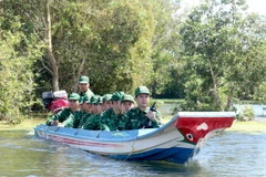 Cán bộ, chiến sĩ Đồn biên phòng Mỹ Thạnh Tây, Bộ chỉ huy Bộ đội Biên phòng Long An, sử dụng xuồng máy để tổ chức tuần tra, kiểm soát, bảo vệ chủ quyền biên giới quốc gia. Ảnh: Bùi Giang - TTXVN