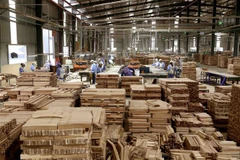 Sản xuất sản phẩm đồ gỗ xuất khẩu sang thị trường EU của Công ty CP WOODSLAND Tuyên Quang. (Ảnh: Vũ Sinh/TTXVN) 