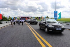 Phương tiện lưu thông qua cầu Cây Ổi sau lễ thông xe. (Ảnh: Lê Đức Hoảnh/TTXVN) 