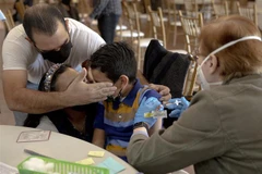 Nhân viên y tế tiêm vaccine phòng COVID-19 cho trẻ em tại San Antonio, Texas, Mỹ, ngày 9/1/2022. (Ảnh: THX/TTXVN) 