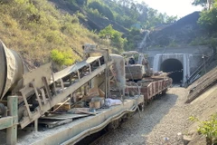 Vận chuyển vật tư vào khắc phục sự cố sạt lở hầm đường sắt Chí Thạnh. (Ảnh: Tường Quân/TTXVN)