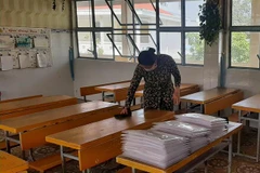 Cán bộ, giáo viên vệ sinh phòng học. (Ảnh: Tuấn Kiệt/TTXVN) 