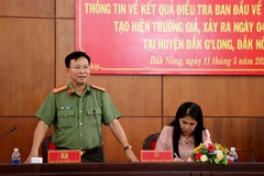 Đại tá Hồ Văn Mười, Giám đốc Công an tỉnh Đắk Nông, thông tin tại buổi họp báo. (Ảnh: Ngọc Minh/TTXVN) 