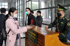 Công dân làm thủ tục xuất nhập cảnh. (Ảnh: TTXVN phát)