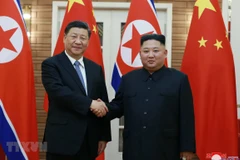 Chủ tịch Trung Quốc Tập Cận Bình (trái) và nhà lãnh đạo Triều Tiên Kim Jong-un trong cuộc gặp thượng đỉnh ở Bình Nhưỡng ngày 20/6/2019. (Ảnh: Yonhap/TTXVN) 
