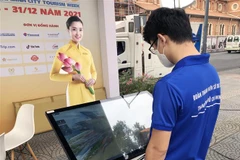 Người dân Thành phố Hồ Chí Minh trải nghiệm không gian giới thiệu hình ảnh và thông tin điểm đến nổi bật tại Bưu điện Trung tâm thành phố. (Ảnh: Mỹ Phương/TTXVN) 