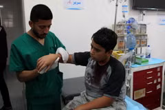 Điều trị cho em nhỏ bị thương tại một bệnh viện ở Rafah, Dải Gaza khi xung đột tiếp diễn giữa Israel và Hamas, ngày 15/5/2024. (Ảnh: THX/TTXVN)