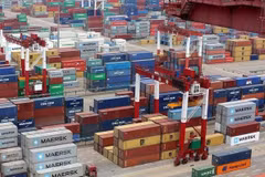 Container hàng hóa được xếp tại cảng ở Thanh Đảo, tỉnh Sơn Đông, Trung Quốc. (Ảnh: EPA/TTXVN) 