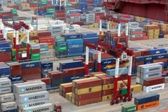 Container hàng hóa được xếp tại cảng ở Thanh Đảo, tỉnh Sơn Đông, Trung Quốc. (Ảnh: EPA/TTXVN) 