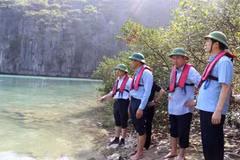 Đoàn kiểm tra do ông Nguyễn Xuân Ký, Bí thư Tỉnh ủy Quảng Ninh, làm trưởng đoàn khảo sát xung quanh đảo Mắt Rồng. (Ảnh: TTXVN phát)