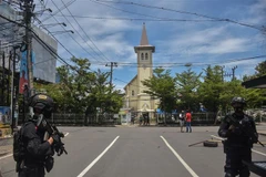 Cảnh sát điều tra tại hiện trường vụ nổ bên ngoài nhà thờ ở Makassar, Indonesia, ngày 28/3/2021. (Nguồn: AFP/TTXVN) 