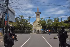Cảnh sát điều tra tại hiện trường vụ nổ bên ngoài nhà thờ ở Makassar, Indonesia, ngày 28/3/2021. (Nguồn: AFP/TTXVN) 
