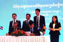 Lễ ký kết hợp tác giữa Hệ thống Y tế Medlatec Việt Nam tại Campuchia với các đối tác Mekong Clinic, RCRC và BIDC tại Campuchia. (Ảnh: Hoàng Minh/TTXVN)