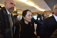 CFO Tập đoàn Huawei của Trung Quốc, bà Mạnh Vãn Châu (giữa) rời Tòa án Tối cao ở British Columbia, Canada sau phiên tòa xem xét việc dẫn độ bà về Mỹ, ngày 20/1/2020. (Nguồn: AFP/TTXVN) 