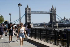 Người dân đi bộ dọc bờ sông Thames ở London, Anh ngày 1/6/2021. (Ảnh: THX/TTXVN) 