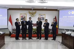 Phó Tổng kiểm toán nhà nước Doãn Anh Thơ (thứ ba từ trái sang) trao quà lưu niệm cho lãnh đạo Ủy ban kiểm toán Indonesia (BPK). (Ảnh: Hữu Chiến/TTXVN) 