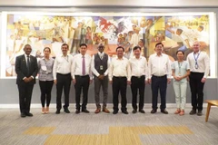 Bộ trưởng Lê Minh Hoan và Tiến sỹ Cao Đức Phát chụp ảnh lưu niệm cùng các cán bộ của Bộ Nông nghiệp và Phát triển Nông thôn và IRRI. (Nguồn: Báo Nông nghiệp)