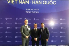 Ông Nguyễn Vĩnh Tâm (đeo kính) Chủ tịch Hội đồng Quản trị Công ty Tâm Đạt và Đại diện của Yanolja Cloud PTE.LTD (Hàn Quốc) tại Diễn đàn Kinh tế Việt Nam-Hàn Quốc 2023 tại Hà Nội. (Nguồn: Vietnam+)