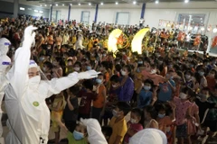 [Photo] Trung thu đặc biệt ở khu điều trị hơn 11.000 F0 tại Bình Dương