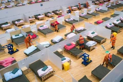 Nhân viên dọn dẹp bên trong bệnh viện dã chiến ở Vũ Hán, tỉnh Hồ Bắc, Trung Quốc, ngày 12/2/2020. (Nguồn: THX/TTXVN) 