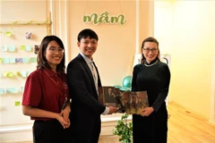 Bí thứ thứ Nhất phụ trách giáo dục Đại sứ quán Việt Nam tại Liên bang Nga Mai Nguyễn Tuyết Hoa (bên phải) tặng sách cho sinh viên tại sự kiện. (Ảnh: Duy Trinh/TTXVN)