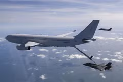 Máy bay tiêm kích tàng hình F-35A (phải, dưới) và máy bay tiếp nhiên liệu KC-330 (trái) tham gia cuộc diễn tập tiếp nhiên liệu trên không, tại Hàn Quốc ngày 21/2/2023. (Ảnh: Yonhap/TTXVN)
