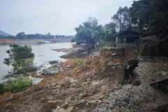 Khu vực K00+700 đê tả Lô thuộc địa phận thôn Hồng Đường, xã Bạch Lưu (Sông Lô, Vĩnh Phúc) xảy ra sạt lở lớn, chiều dài dọc theo bờ sông trên 100m. Ảnh: Hoàng Hùng-TTXVN