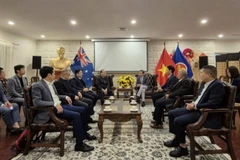 Đại sứ Phạm Hùng Tâm đã tiếp thân mật Đoàn đại biểu cấp cao Ủy ban Trung ương Mặt trận Tổ quốc Việt Nam. (Ảnh: TTXVN phát)