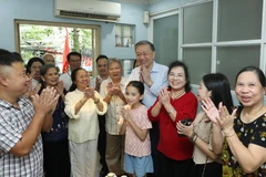 Tổng Bí thư, Chủ tịch nước Tô Lâm chung vui ngày Quốc khánh 2/9 với gia đình cố họa sĩ Bùi Trang Chước. Ảnh: Lâm Khánh - TTXVN