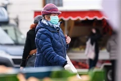 Người dân đeo khẩu trang nhằm ngăn chặn sự lây lan của dịch COVID-19 tại Leipzig, Đức ngày 4/4/2020. (Nguồn: THX/TTXVN) 