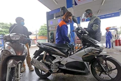 Mua bán xăng dầu tại cây xăng trên phố Lương Yên, quận Hai Bà Trưng, Hà Nội. (Ảnh: Trần Việt/TTXVN) 